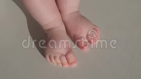 幼儿赤脚宝贝第一步白色背景的新生婴儿腿新的生活观念第一步背景视频的预览图