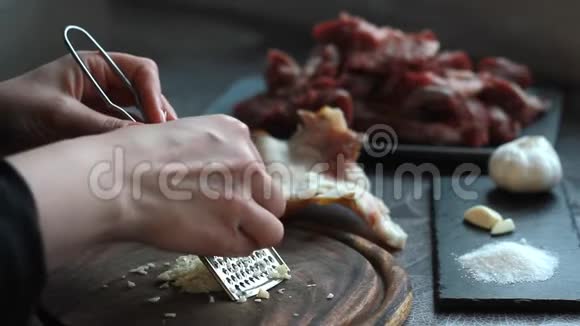 一步一步的食谱猪肉滚女人煮大蒜生酮饮食低碳水化合物饮食选择性集中视频的预览图