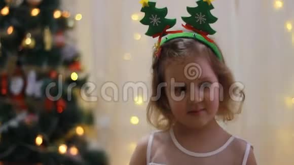 肖像特写女婴期待圣诞老人和礼物在圣诞节新年和圣诞树视频的预览图