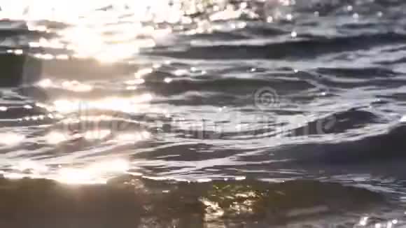 海浪从沙滩上流过在阳光下闪闪发光无尽的水空间视频的预览图