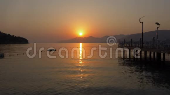 山海景观上一幅幅美丽的日出明亮的橙色太阳在早晨的天空越过大海和山黄金黄金视频的预览图