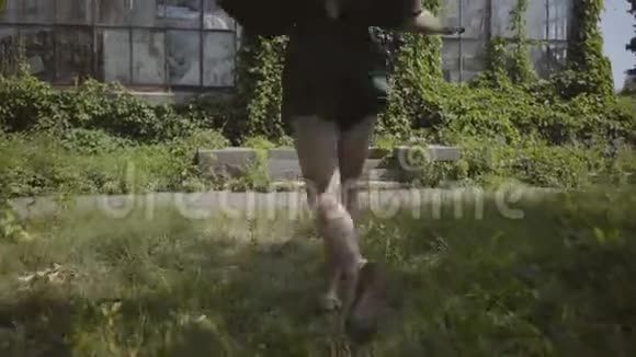 在绿色的夏天一个自信的年轻女子跑开转身看着镜头视频的预览图