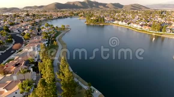 鸟瞰梅尼菲湖和邻里住宅细分维拉在日落视频的预览图