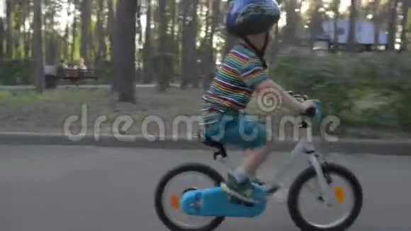 骑自行车的孩子戴着安全帽视频的预览图