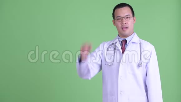 快乐的亚洲男人医生抓着手指说话视频的预览图