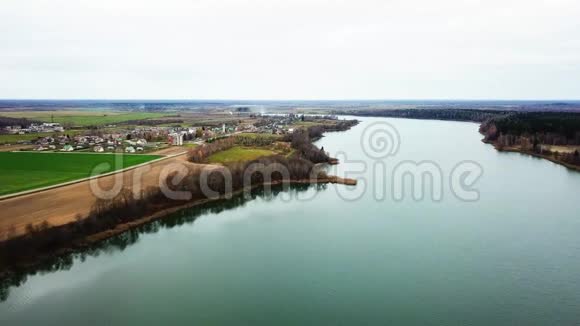 从鸟瞰博格丹诺夫斯科湖景色视频的预览图