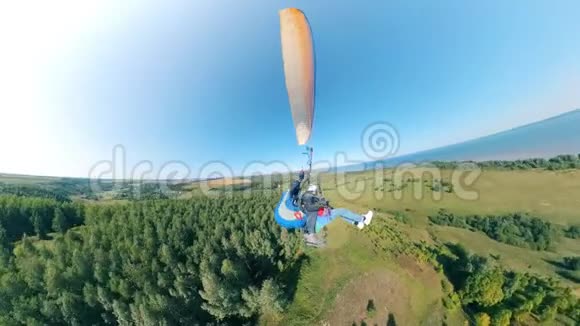 滑翔伞串联飞行与一个轨道视频的预览图
