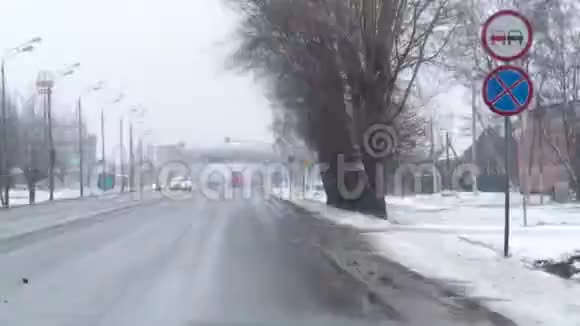 快速POV驾驶冬季农村道路停在加油站视频的预览图