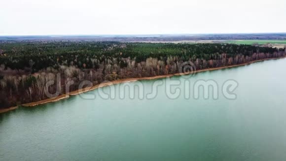 从鸟瞰博格丹诺夫斯科湖景色视频的预览图