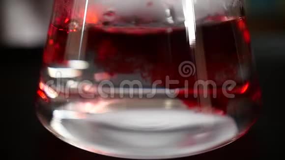 化学反应的特写水变成红色视频的预览图