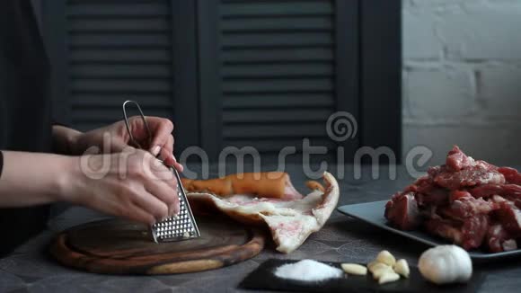 一步一步的食谱猪肉滚女人煮大蒜生酮饮食低碳水化合物饮食选择性集中视频的预览图