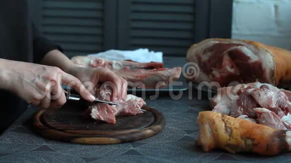 一步一步的食谱猪肉滚女厨师切肉生酮饮食低碳水化合物饮食选择性专注视频的预览图