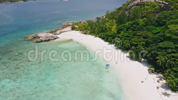 马河塞舌尔的异国海滩有旅游船蓝色泻湖和棕榈树鸟瞰旅游放松度假理念视频的预览图