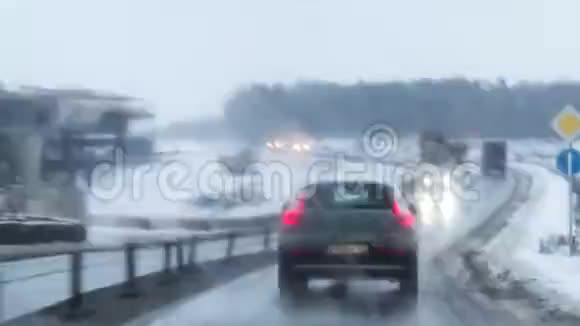 快速POV驾驶冬季农村道路雨雪使挡风玻璃变得模糊视频的预览图