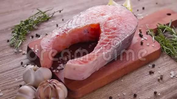生的新鲜的三文鱼牛排放在石板和香料周围健康食品概念视频的预览图