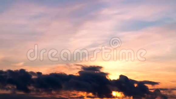 日落时分乌云密布笼罩着整个天空视频的预览图