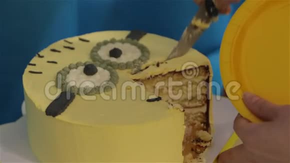孩子们生日时切蛋糕视频的预览图