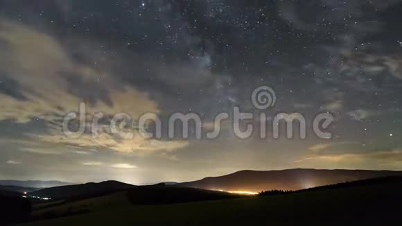 银河系和云在美丽的风景中移动的星空视频的预览图