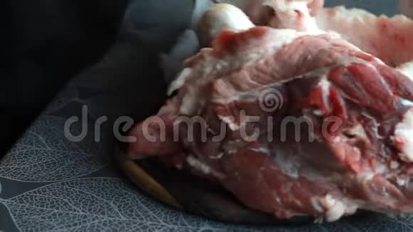 一步一步的猪肉卷食谱女厨师将皮肤与猪肉小腿分开生酮饮食低碳水化合物饮食选择性食物视频的预览图