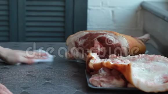 一步一步的食谱猪肉滚女厨师形成肉饼生酮饮食低碳水化合物饮食选择性专注视频的预览图