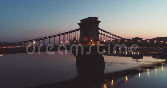 匈牙利布达佩斯Szechenyi大桥多瑙河早晨视频的预览图