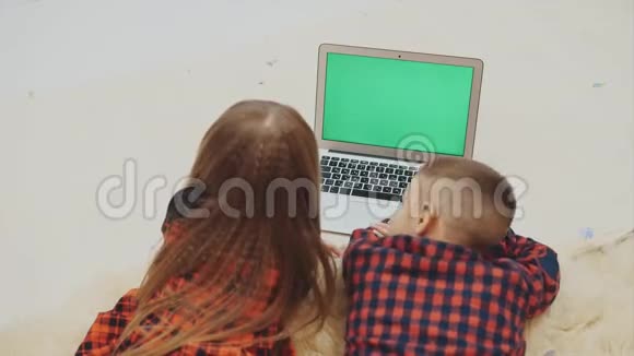 上视4k视频可爱的孩子看笔记本电脑的图片文字或其他什么视频的预览图