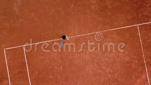小女孩网球运动员在网球场上用网拍击球小女孩打网球视频的预览图