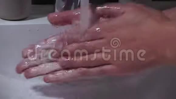 男人在浴室用水洗手肥皂像冠状病毒这样的病毒清洁皮肤用水封闭视频的预览图