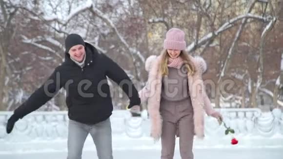 有魅力的年轻夫妇在溜冰场户外视频的预览图