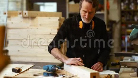 男性木匠计划他的工作视频的预览图