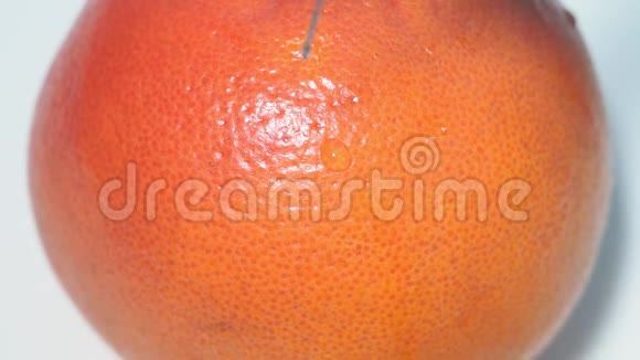 用注射器将转基因生物注射到橘子柑橘中特写选择性聚焦视频的预览图