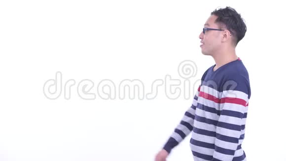 日本快乐的嬉皮士戴眼镜手指侧视视频的预览图