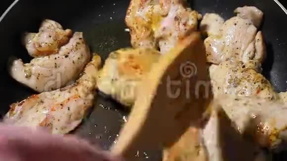 一片片鸡片在打开的平底锅特写中慢慢地被炸了食品加工视频的预览图