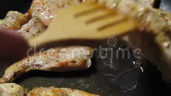 炸锅上的鸡肉鸡片煎在煎锅上烹饪自制食物视频的预览图