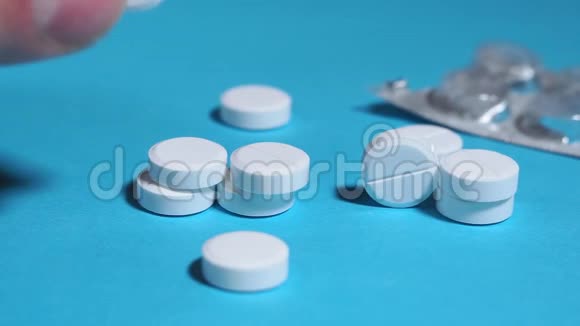 蓝色背景上的白色圆形药丸药物和合成维生素视频的预览图
