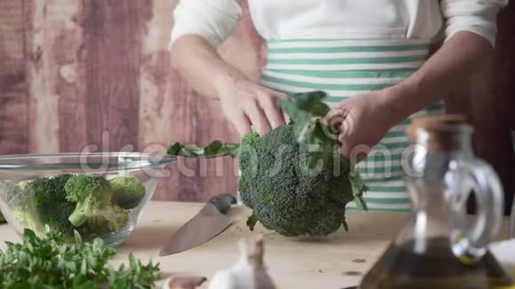 地中海美食的日常生活时刻年轻厨师从外部叶子中清洗花椰菜并在视频的预览图