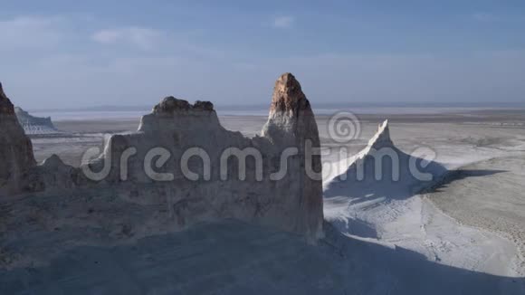 古老干涸的特提斯海洋的底部盐山的遗迹4k空中摄影视频的预览图