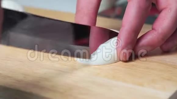 人用刀切削板上的煮蛋沙拉鸡蛋特写视频的预览图