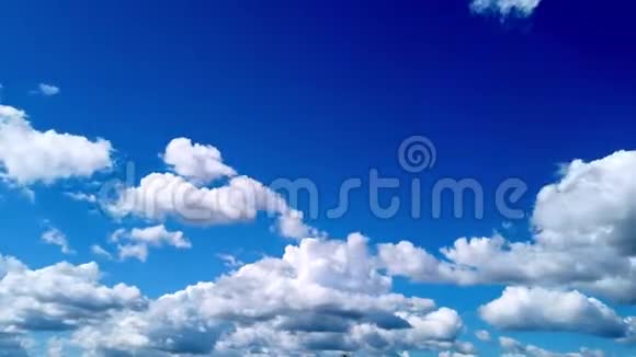 时光流逝白色的美丽的空中云正在蓝天上奔跑视频的预览图