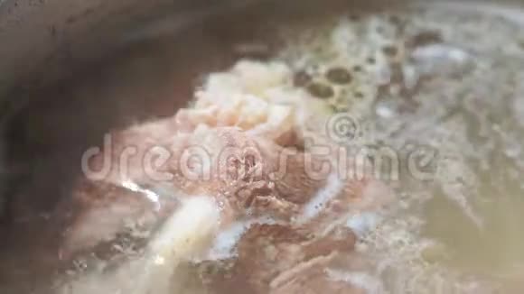 炖或煮深棕色牛肉汤和肉汤亚洲烹饪视频的预览图