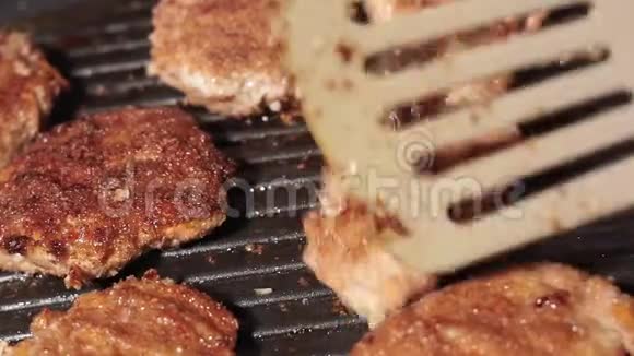 平底锅里的炸切片火鸡肉丸在平底锅特写视频的预览图