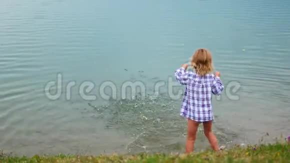 小孩把脚喷在湖上视频的预览图