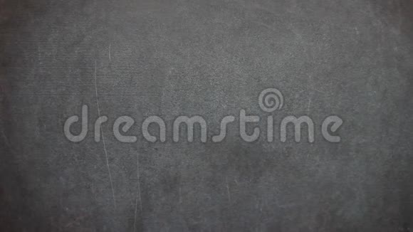 结束文字销售在黑板上写粉笔用粉笔沿轮廓划一划视频的预览图