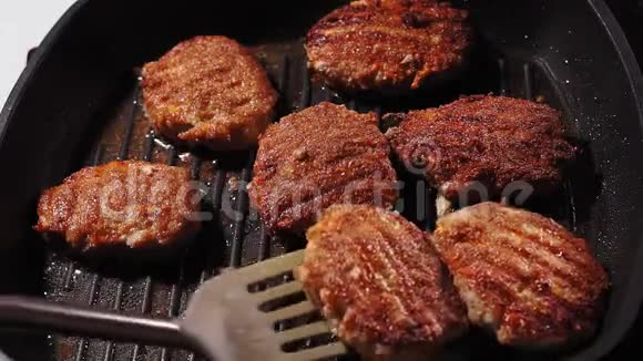烤盘特写上的炸切片铲子翻转烹饪自制汉堡视频的预览图