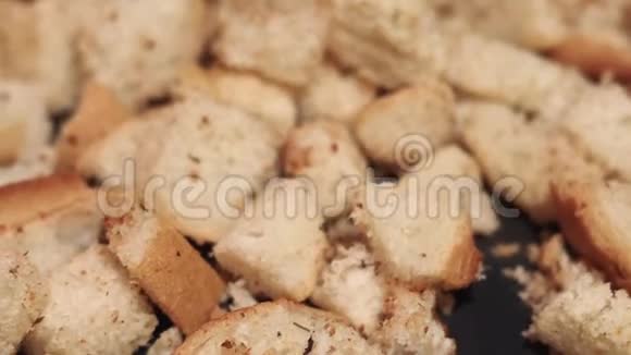 干面包烹饪小吃饼干特写选择性聚焦视频的预览图