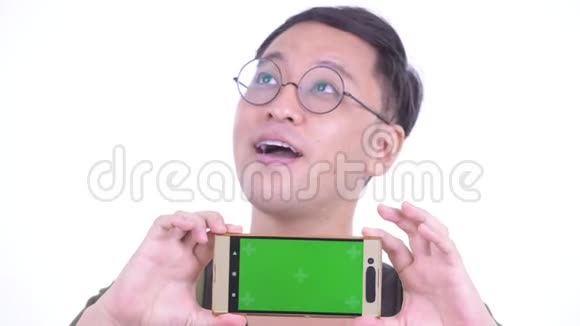 戴眼镜一边看手机一边思考的快乐日本男人的脸视频的预览图