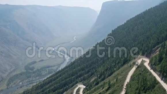 蜿蜒的山口观山河在公路上开车4K视频的预览图