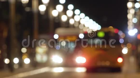 巴塞罗那有公共汽车夜间交通混乱视频的预览图