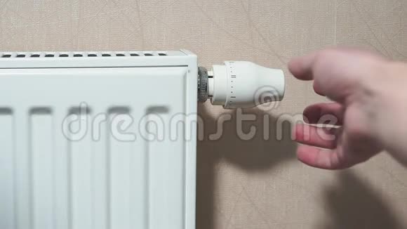 手动调节散热器上的温控器视频的预览图