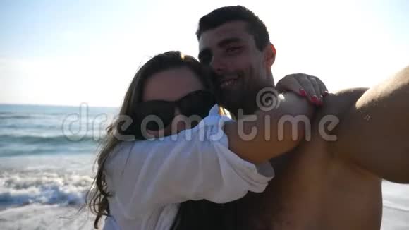 年轻的微笑夫妇在海景背景下拍照海洋海岸的快乐旅游双人娱乐视频的预览图